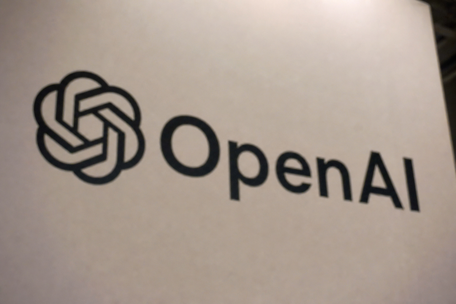 OpenAI lager sin første maskin: Skjermløs høyttaler som kan bevege seg selv