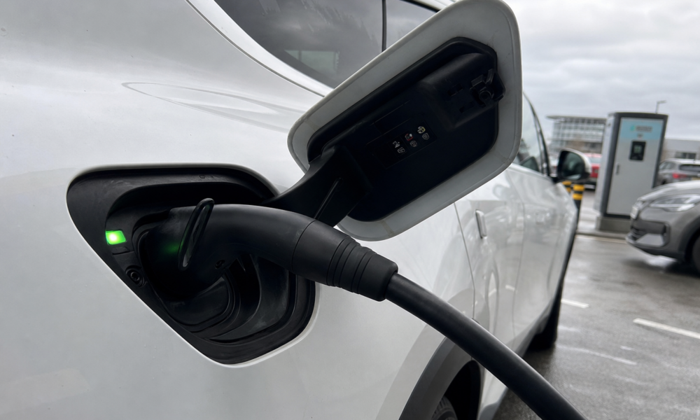 Historisk skifte: Elbiler og hybrider slår for første gang bensin og diesel i Europa