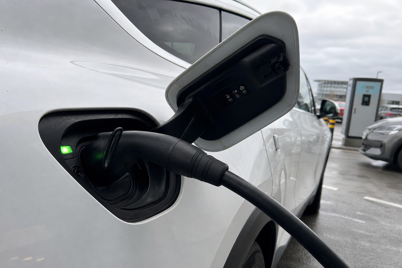 Historisk skifte: Elbiler og hybrider slår for første gang bensin og diesel i Europa