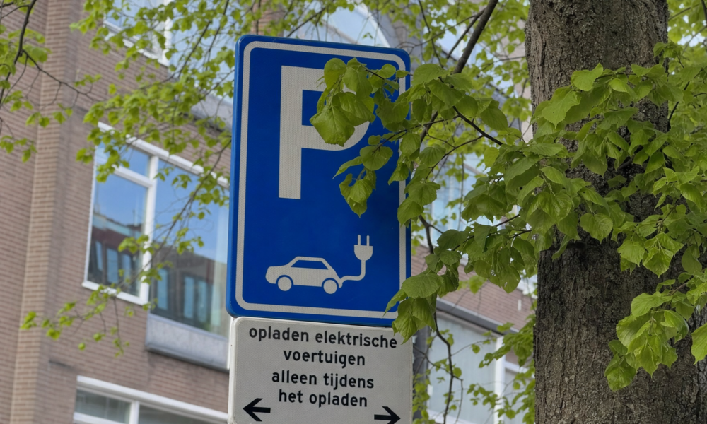 Eksperiment i Nederland: Bensinbiler får snart lov til å parkere på elbilladere når de er ledige