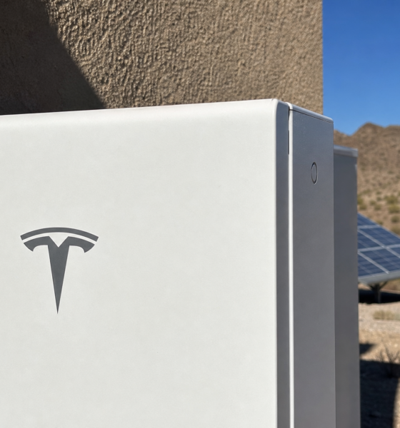 Tesla investerer i sol og batteri: Kjøper 90 prosent av 509 MW-prosjekt i Arizona