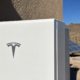 Tesla investerer i sol og batteri: Kjøper 90 prosent av 509 MW-prosjekt i Arizona