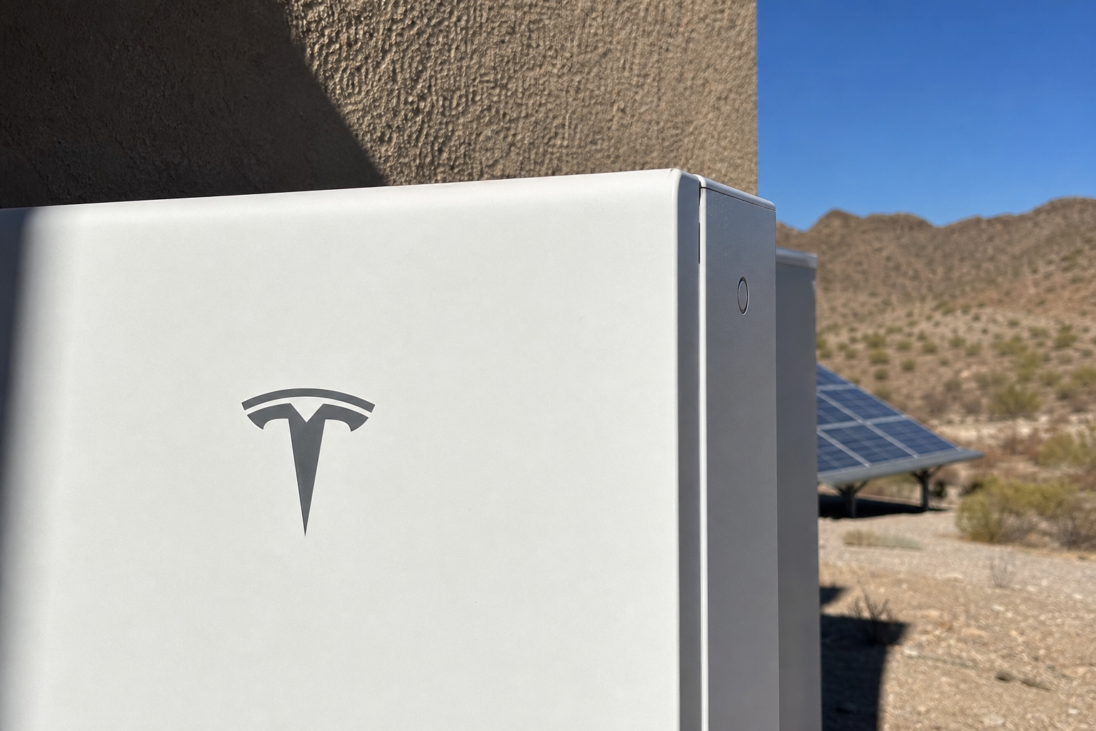 Tesla investerer i sol og batteri: Kjøper 90 prosent av 509 MW-prosjekt i Arizona