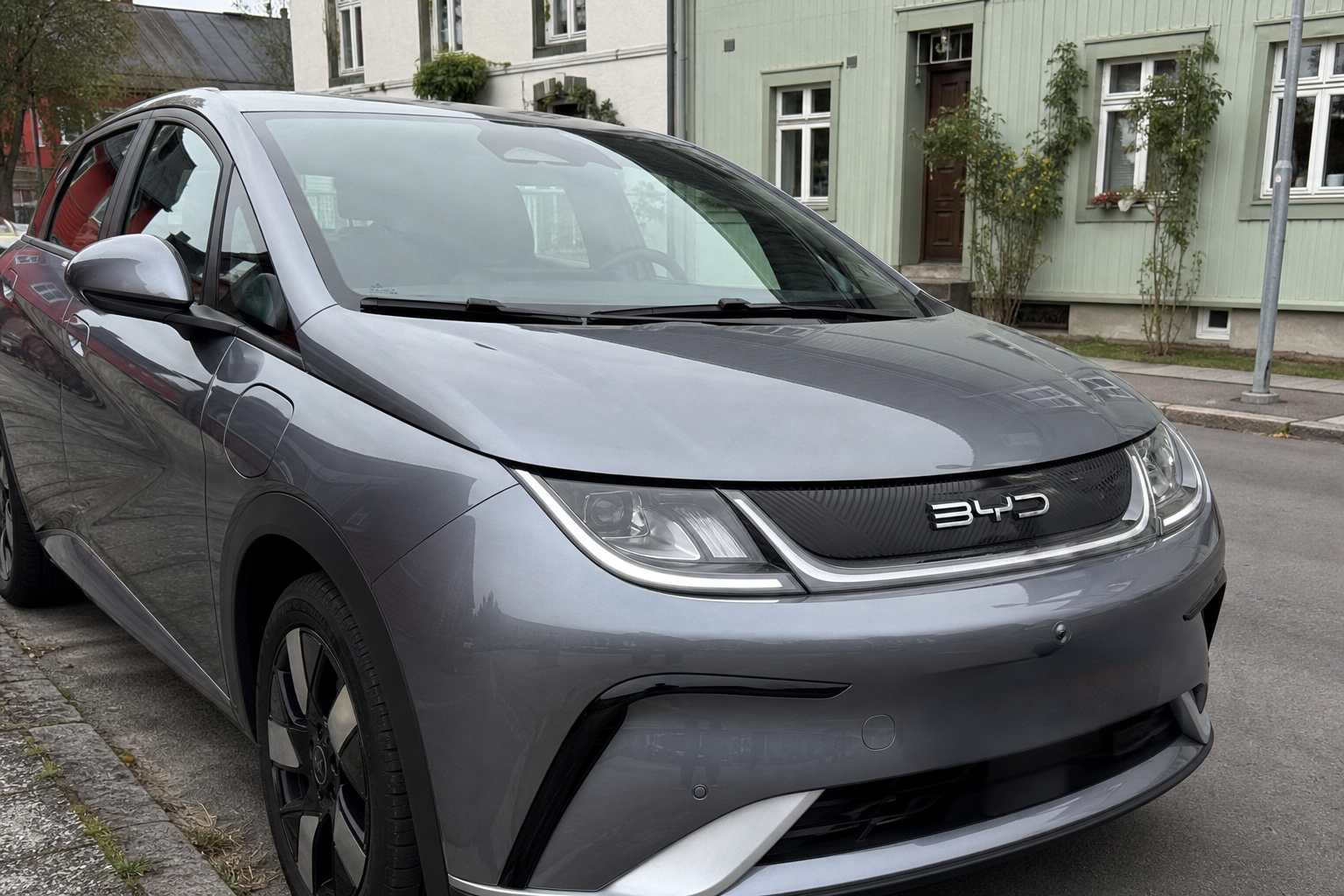 BYD snur strategi og angriper VW og Tesla i hjertet av Europa: Åpner fysiske forhandlere i Tyskland
