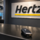 Hertz dumpet 30.000 elbiler: Nå satser utleiegiganten på selvkjørende robotdrosjer