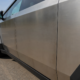 Tesla saksøker leverandør i hastesak: Tusener av Cybertrucks kan ikke leveres til kundene