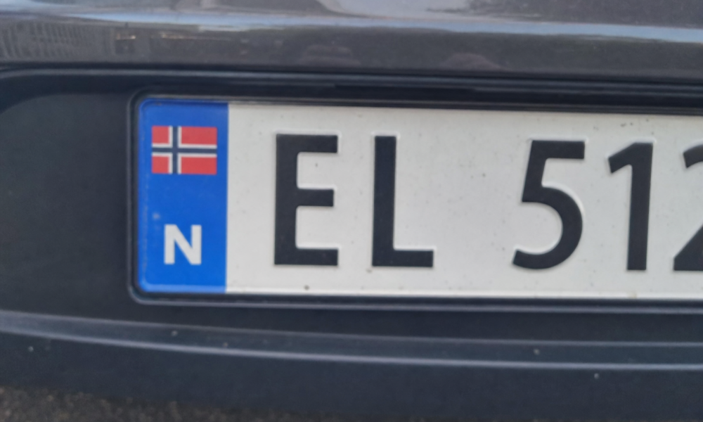 Hva betyr fargene på norske bilskilt: Komplett oversikt over alle typer