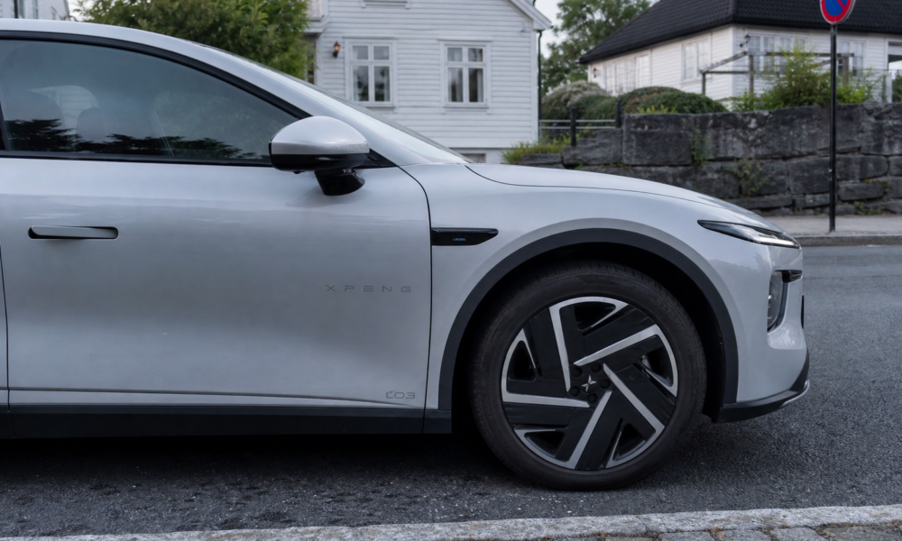 Kinesisk SUV-kupé prissatt til nøyaktig 100 kroner under norsk moms-grense: Slik klarer XPENG L03 å underby Tesla Model Y