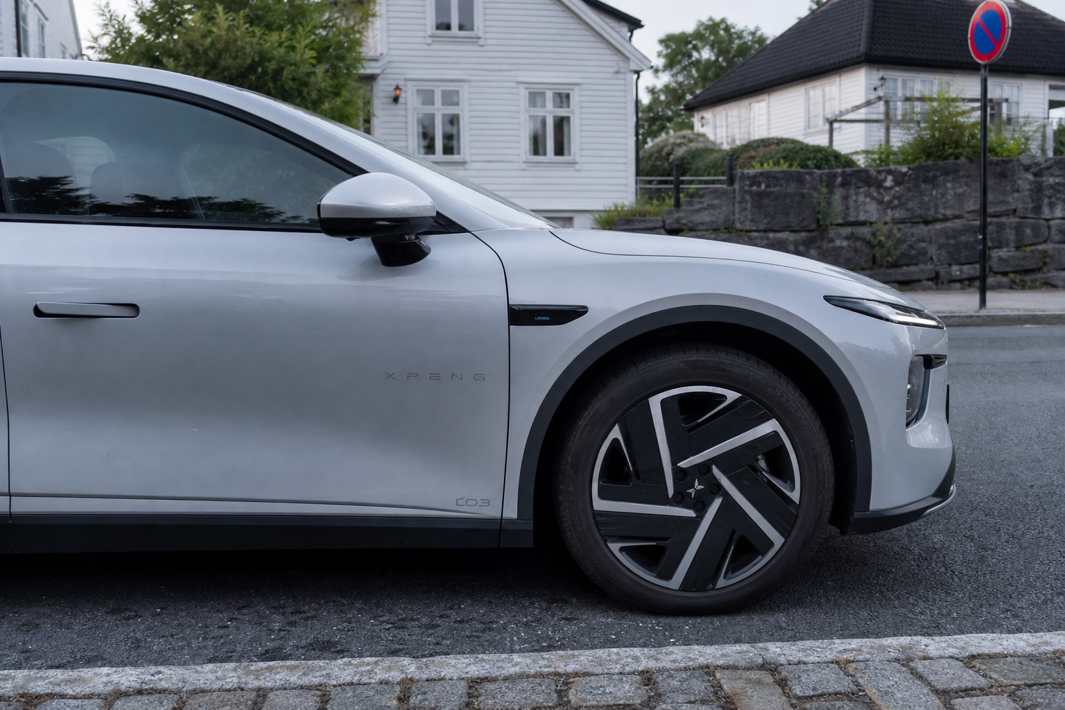 Kinesisk SUV-kupé prissatt til nøyaktig 100 kroner under norsk moms-grense: Slik klarer XPENG L03 å underby Tesla Model Y