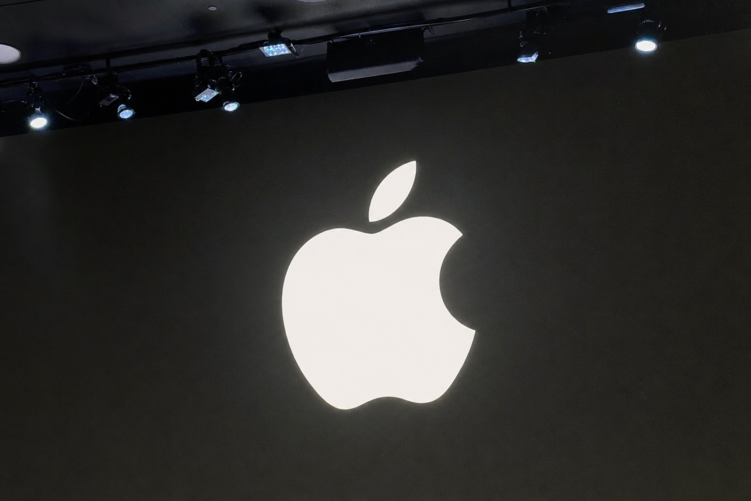 Apple tester den største iPhone-skjermen noen gang: 6,96 tommer klar til 20-årsjubileet i 2027