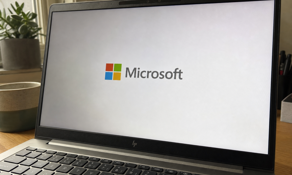 Microsoft-sjefen advarer: 'Selskaper som stoler blindt på én AI-leverandør vil ikke overleve'