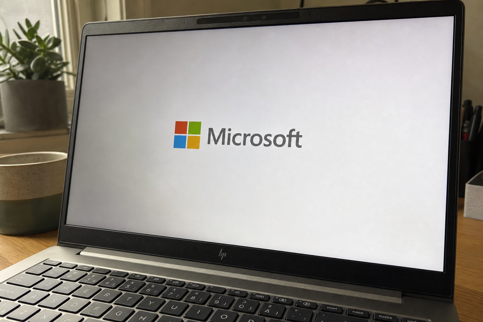 Microsoft-sjefen advarer: 'Selskaper som stoler blindt på én AI-leverandør vil ikke overleve'