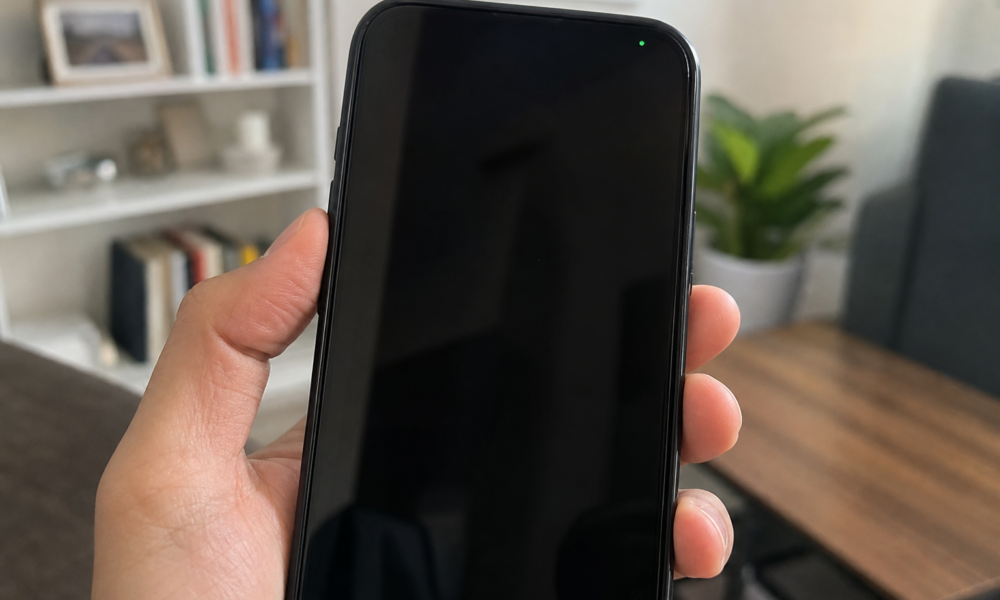 Kameraet slår seg på av seg selv? Sju tegn på at noen ser deg gjennom mobilen