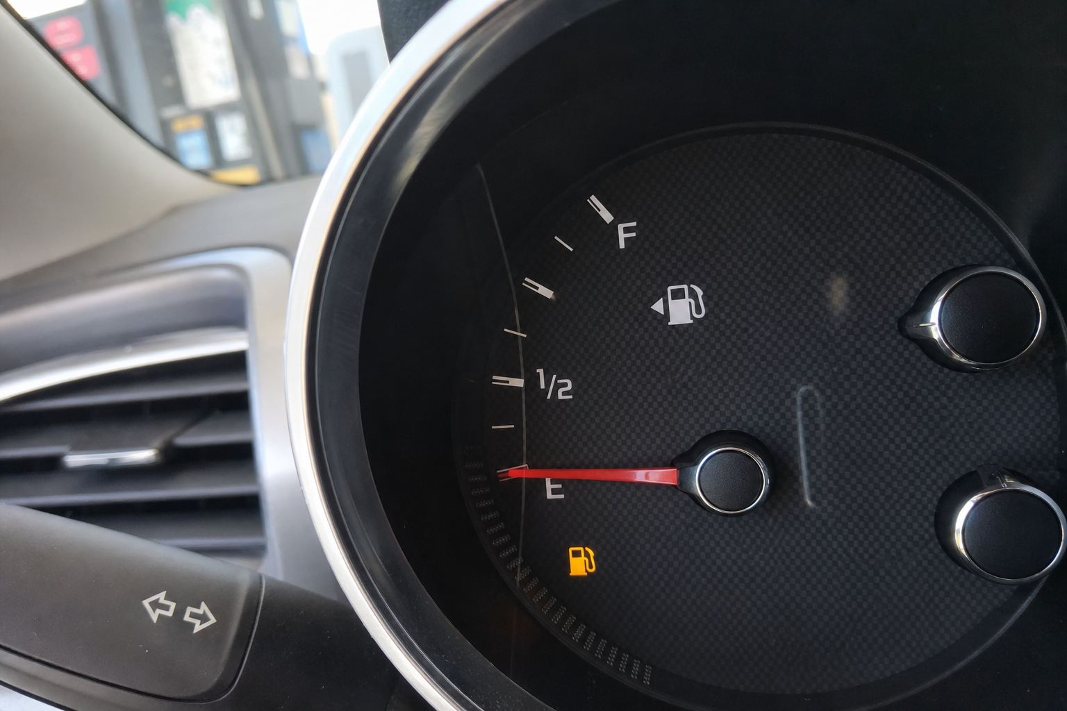 Slik sparer du drivstoff på sommerturen: Disse ni grepene kan kutte forbruket med opptil 30 prosent