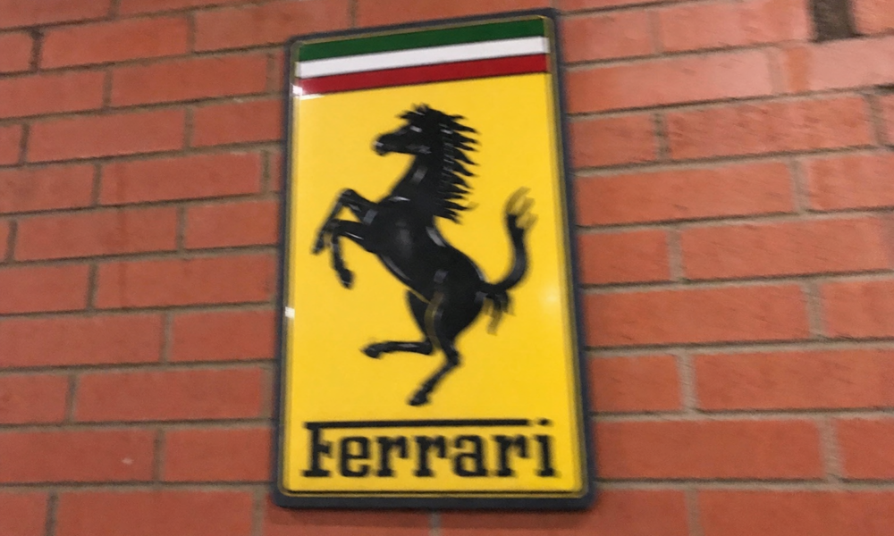 Ferrari-sjefen svarer fansen som hater elbilen: «Ekte innovasjon krever ikke umiddelbar godkjenning»