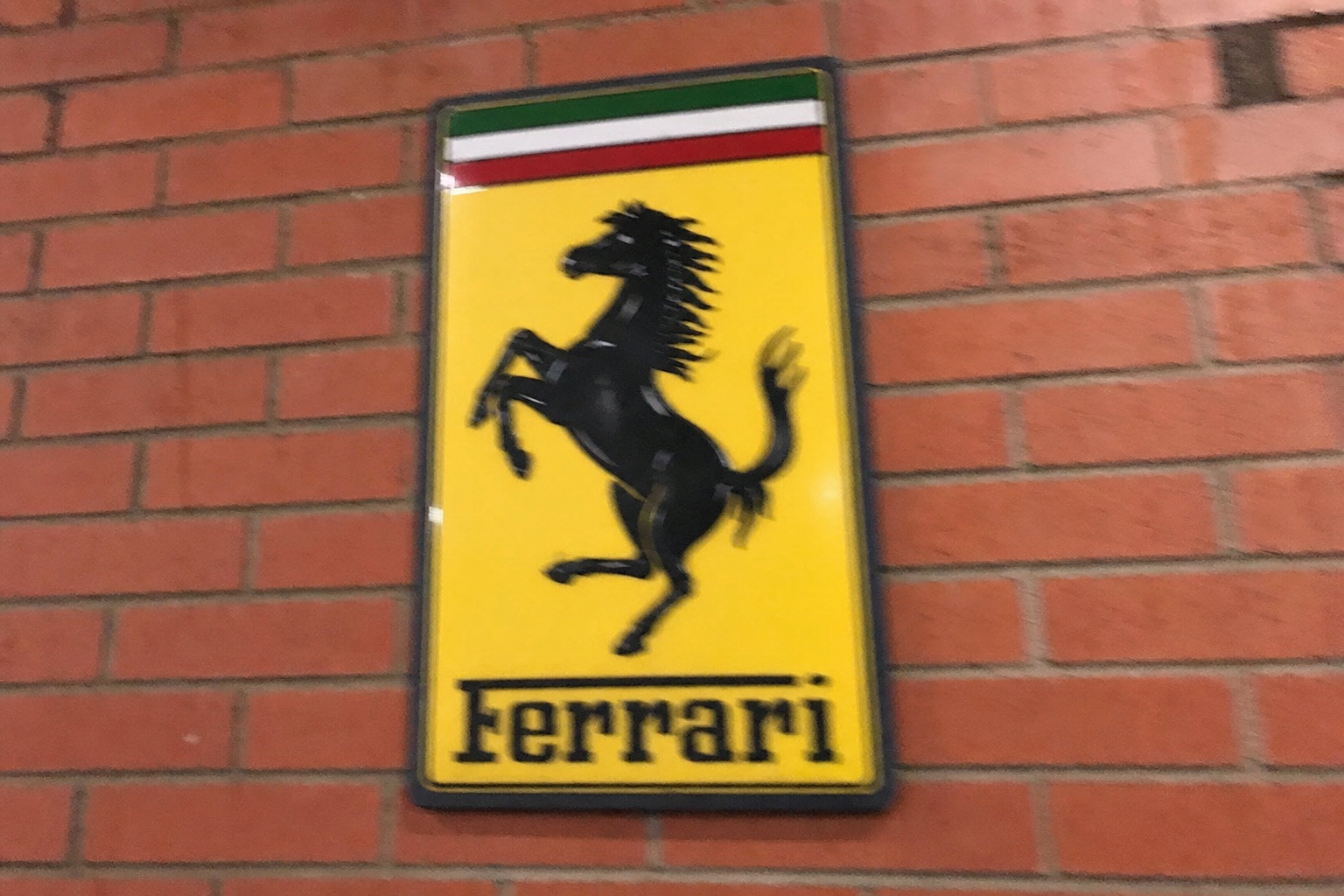 Ferrari-sjefen svarer fansen som hater elbilen: «Ekte innovasjon krever ikke umiddelbar godkjenning»