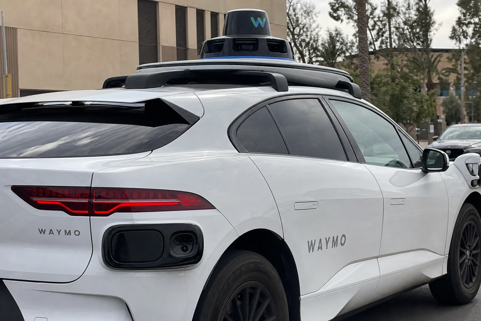 Stor studie slår fast: Waymos robotbil krasjer to tredjedeler sjeldnere enn mennesker