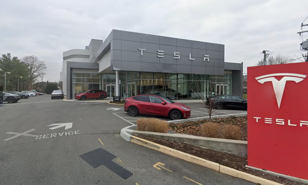 Krasjet Tesla Model Y under prøvekjøring: Krever nå over 100 millioner kroner i erstatning