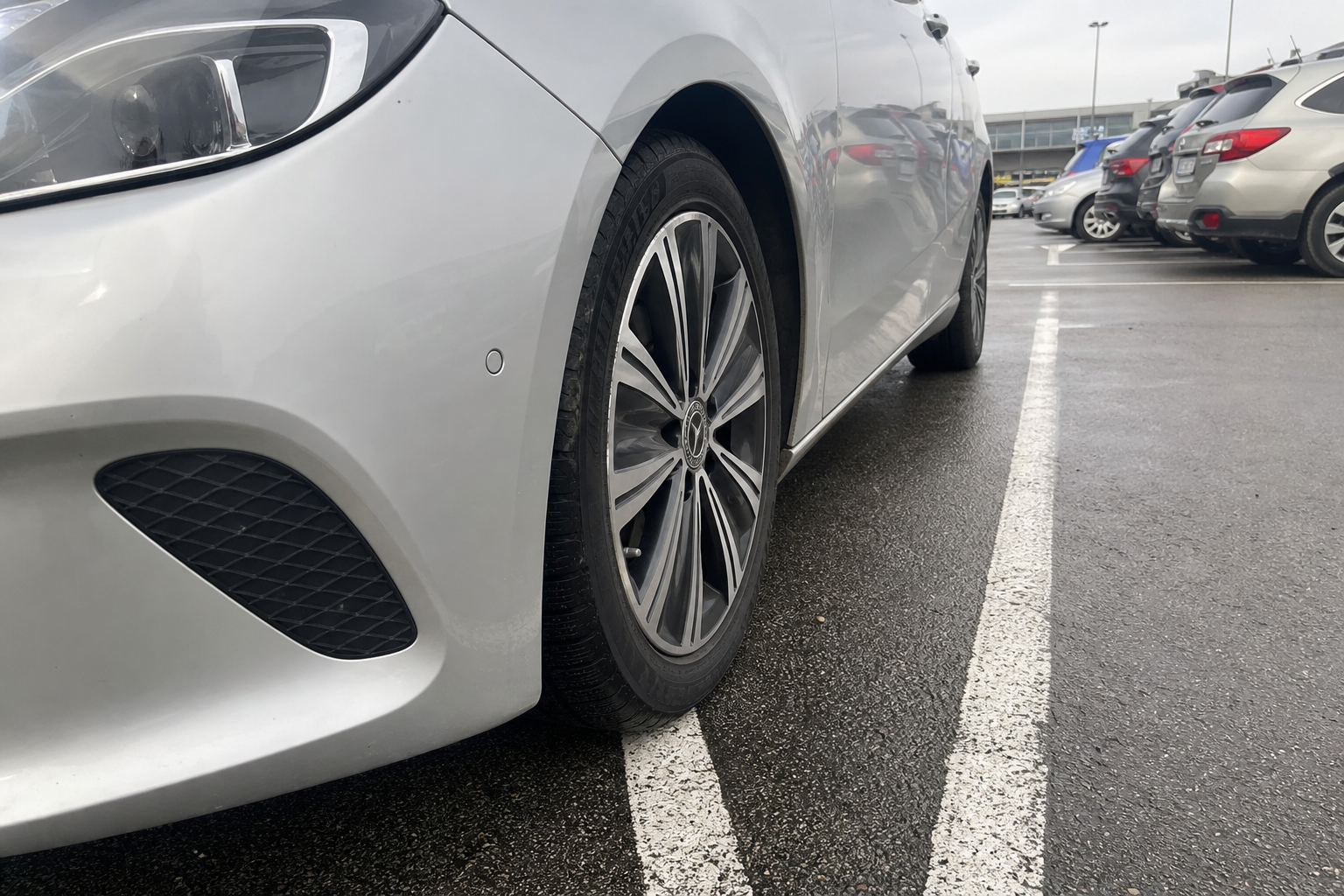 Studie fra hele Europa avslører hvilke bilmerker som har eiere som parkerer dårligst – og det overrasker ikke