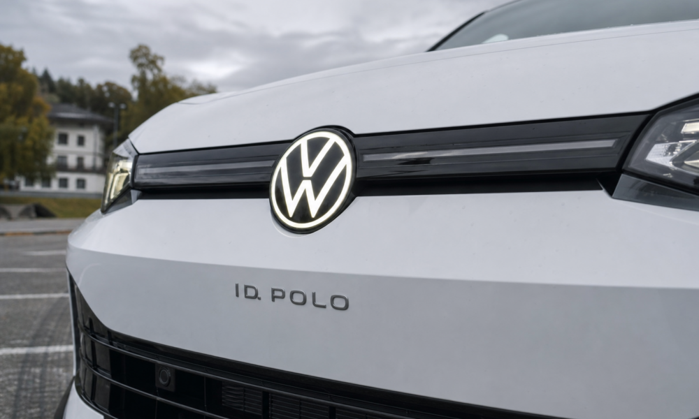 Elbilen slår bensinbilen med titusenvis av kroner: Fransk regnestykke setter VW ID. Polo mot Polo bensin