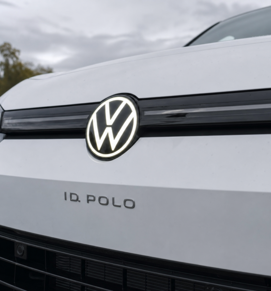 Elbilen slår bensinbilen med titusenvis av kroner: Fransk regnestykke setter VW ID. Polo mot Polo bensin