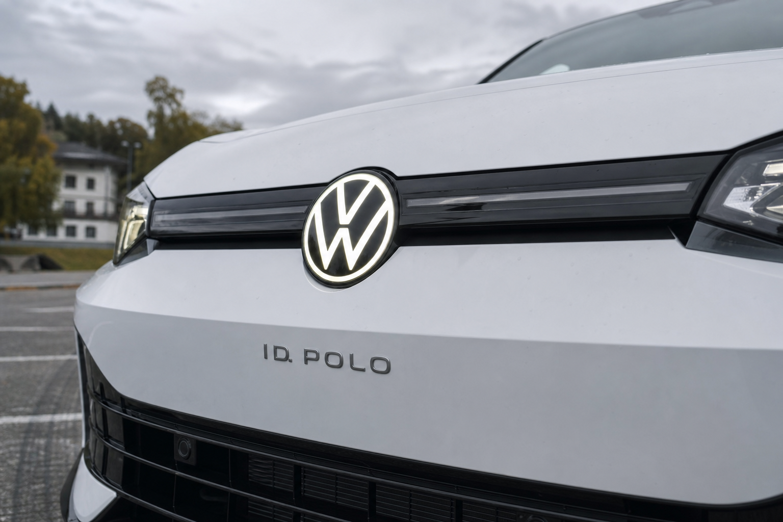 Elbilen slår bensinbilen med titusenvis av kroner: Fransk regnestykke setter VW ID. Polo mot Polo bensin