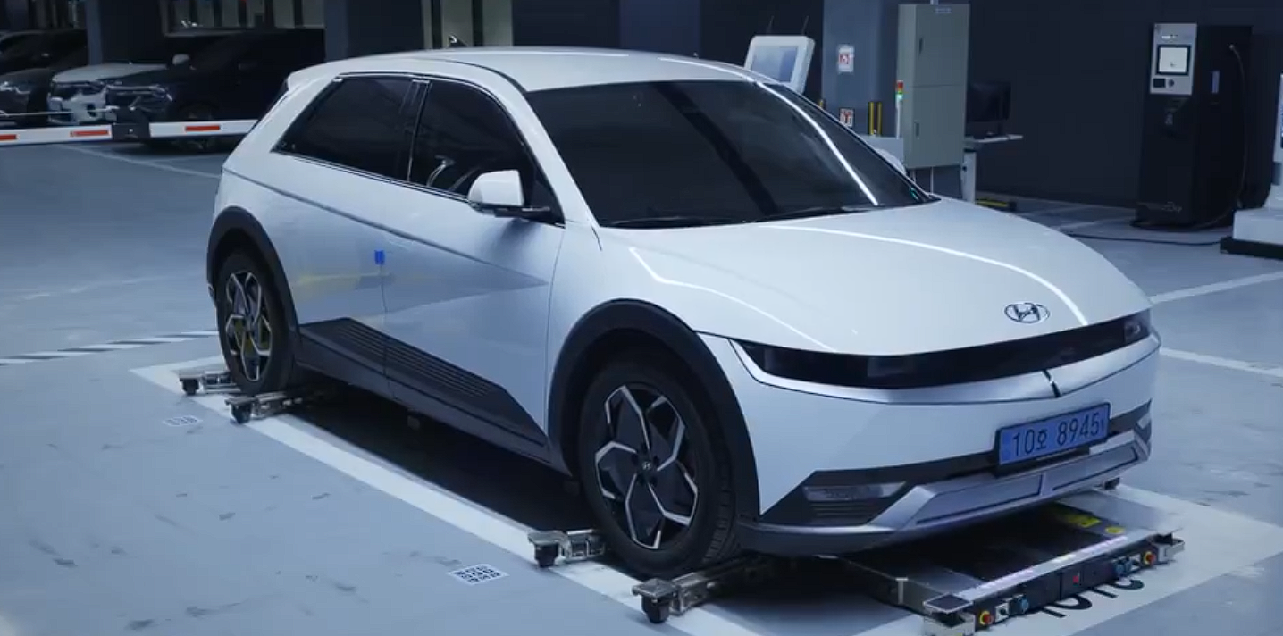 50 prosent flere biler på samme plass: Slik virker Hyundais nye parkerings-robot