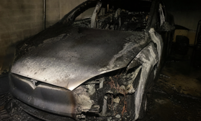 Tesla eksploderte i garasje under slokking: To brannmenn skadet