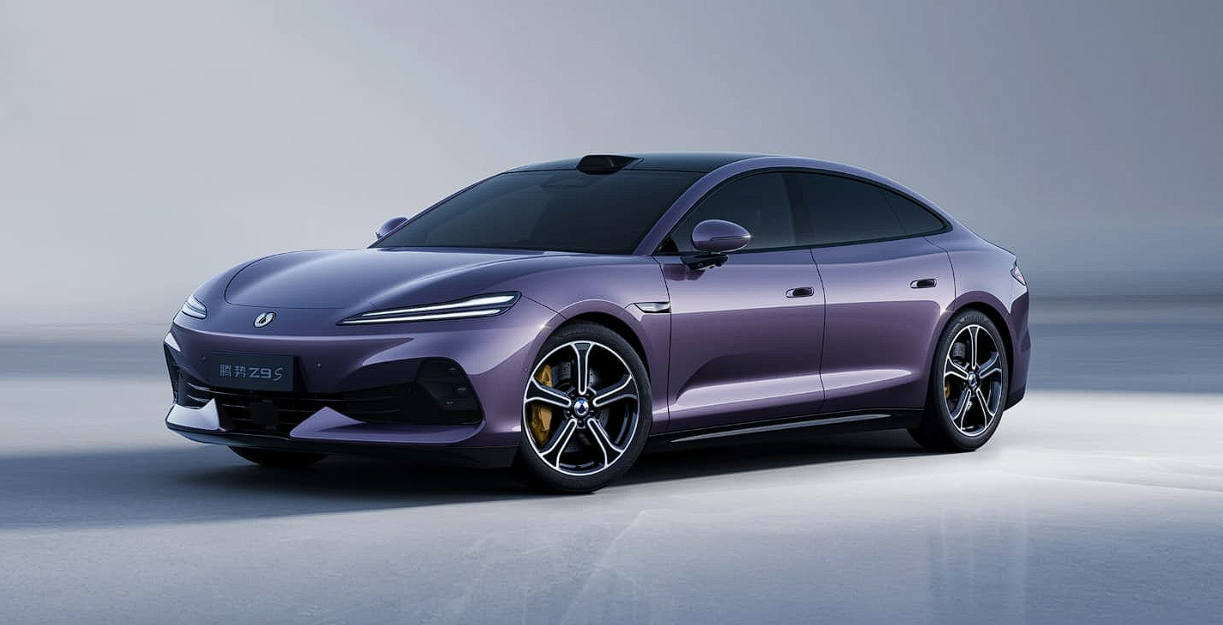 1.194 hestekrefter og 1.100 km rekkevidde: Kinesisk sportssedan står nå hos 101 forhandlere før salgsstart