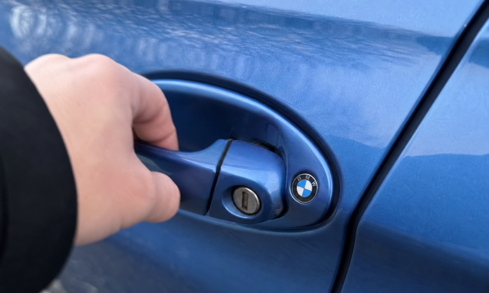 BMW stopper deg fra å drepe syklisten: Neue Klasse forsinker bildøren av seg selv