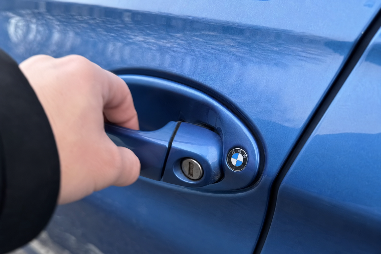 BMW stopper deg fra å drepe syklisten: Neue Klasse forsinker bildøren av seg selv