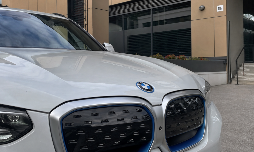 BMW iX3 er første bil gjennom Euro NCAPs nye test: Kineserne scoret høyere