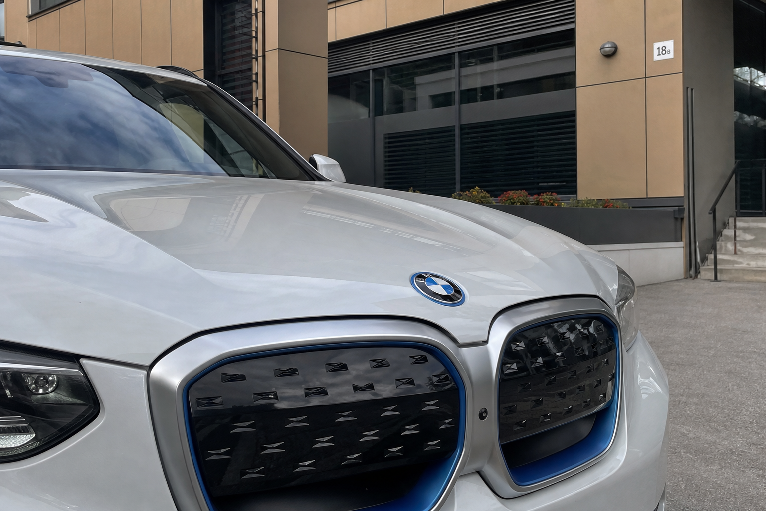 BMW iX3 er første bil gjennom Euro NCAPs nye test: Kineserne scoret høyere