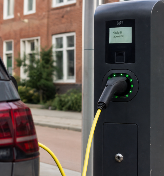 Bensinbiler får parkere på ladeplass: Slik vil Nederland kutte ventetiden på nye ladepunkter