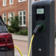 Bensinbiler får parkere på ladeplass: Slik vil Nederland kutte ventetiden på nye ladepunkter