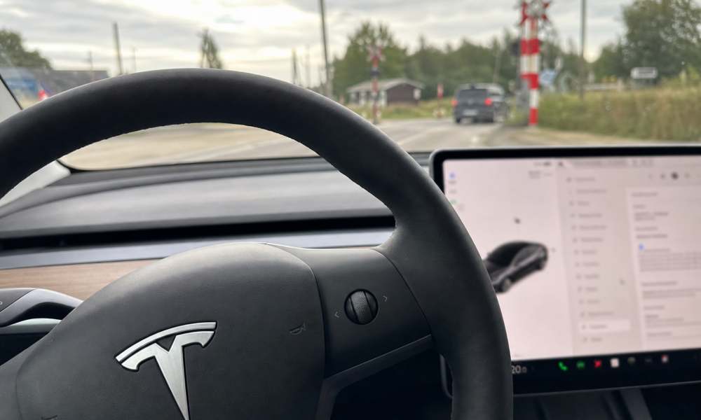 Tesla FSD stanset ikke ved jernbaneovergangen: Nesten inn i toget - igjen