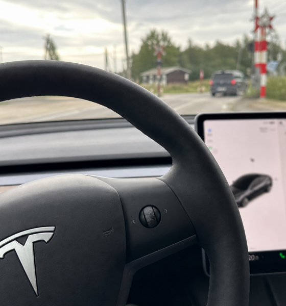 Tesla FSD stanset ikke ved jernbaneovergangen: Nesten inn i toget - igjen