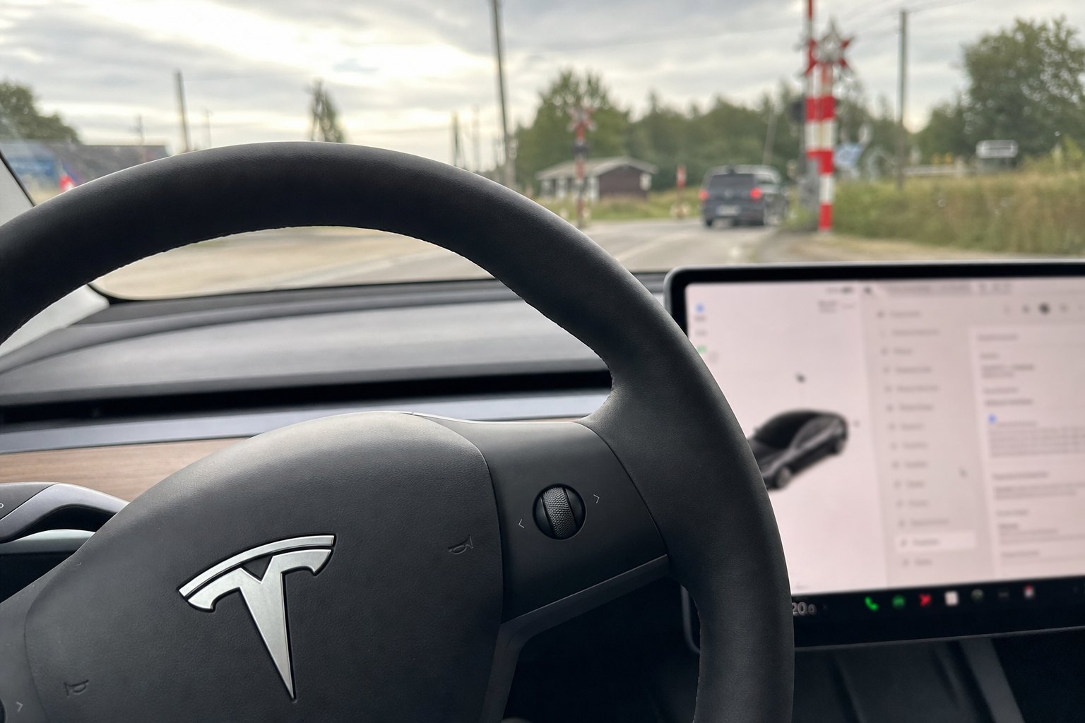 Tesla FSD stanset ikke ved jernbaneovergangen: Nesten inn i toget - igjen