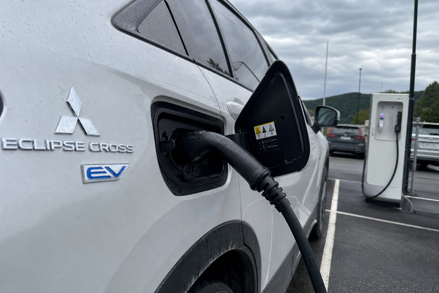 Mitsubishi Eclipse Cross EV har 87 kWh batteri - men lader som en snegle