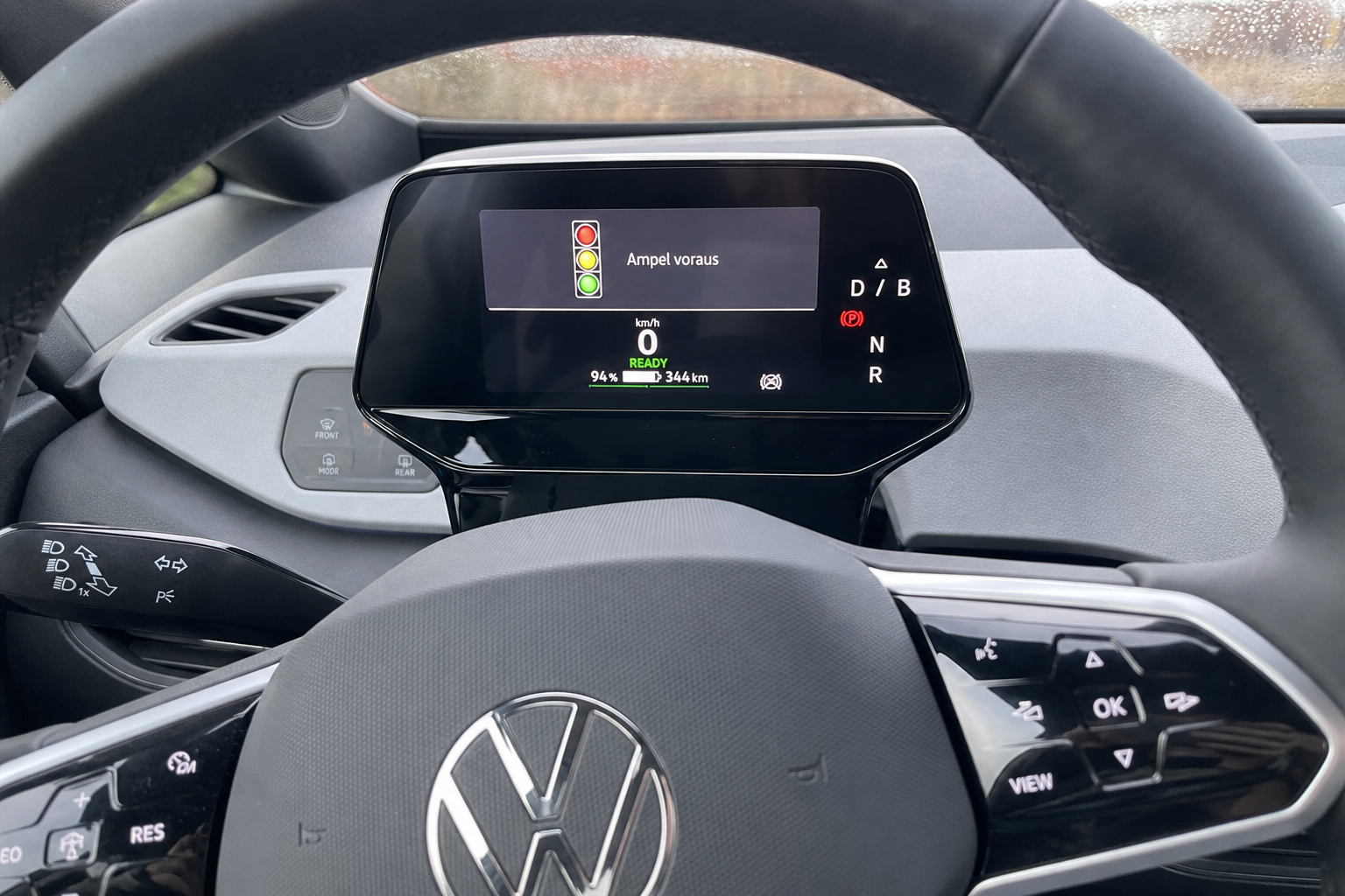 VW ID.3 Neo stopper av seg selv ved rødt lys: Endelig hjelper elbilen i kø