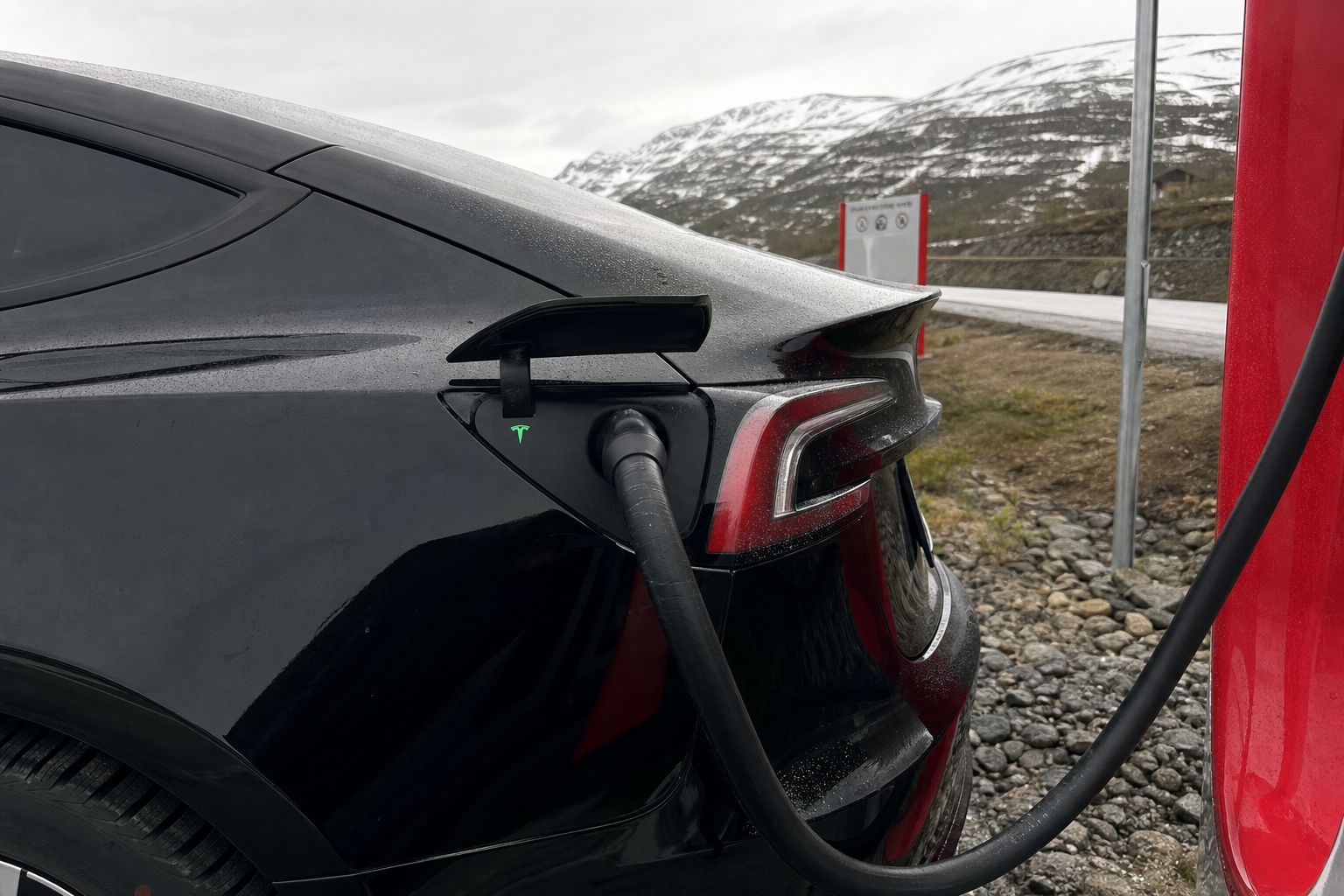 Tesla taper i Kina og sender rekordmange biler til Europa: Salgskrisen endrer strømmene