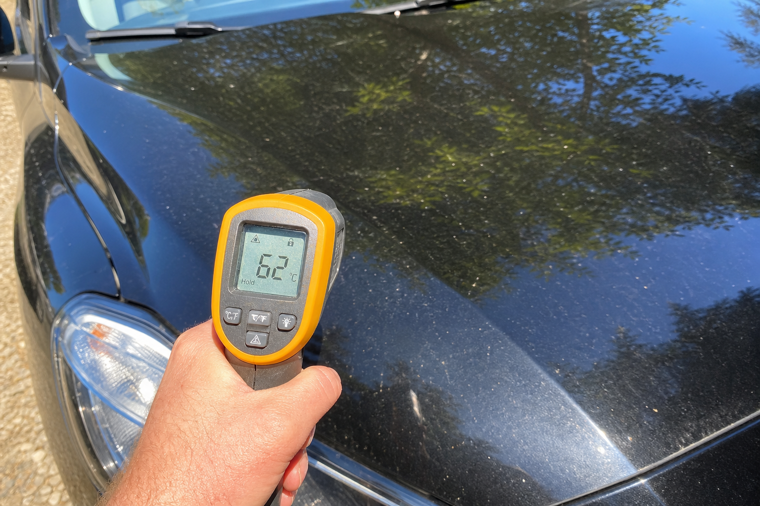 Bilfargen i sommervarmen: Panseret kan bli 62 grader, men innvendig er forskjellen mindre