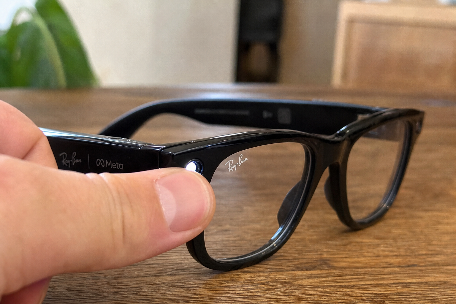 Meta sperrer smutthullet som lot folk filme skjult med Ray-Ban-briller: Andre personvernfix på to måneder