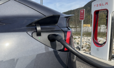 Skyting ved Tesla Supercharger reiser et ubehagelig spørsmål: Hva gjør du når du er koblet til laderen i en nødssituasjon?
