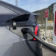 Skyting ved Tesla Supercharger reiser et ubehagelig spørsmål: Hva gjør du når du er koblet til laderen i en nødssituasjon?