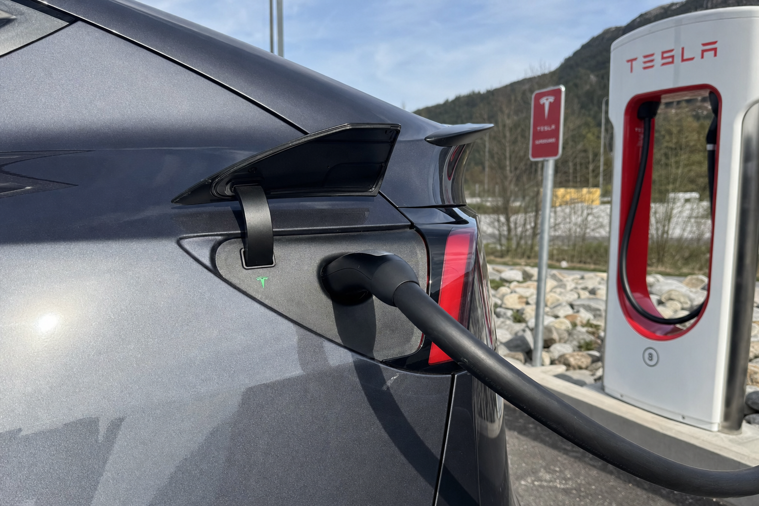 Skyting ved Tesla Supercharger reiser et ubehagelig spørsmål: Hva gjør du når du er koblet til laderen i en nødssituasjon?