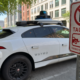 Waymo: «Vi krever samme regeloverholdelse som andre sjåfører» - robotaxiene har fått 90.000 kroner i parkeringsbøter