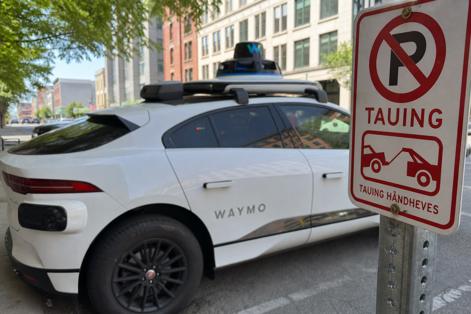 Waymo: «Vi krever samme regeloverholdelse som andre sjåfører» - robotaxiene har fått 90.000 kroner i parkeringsbøter