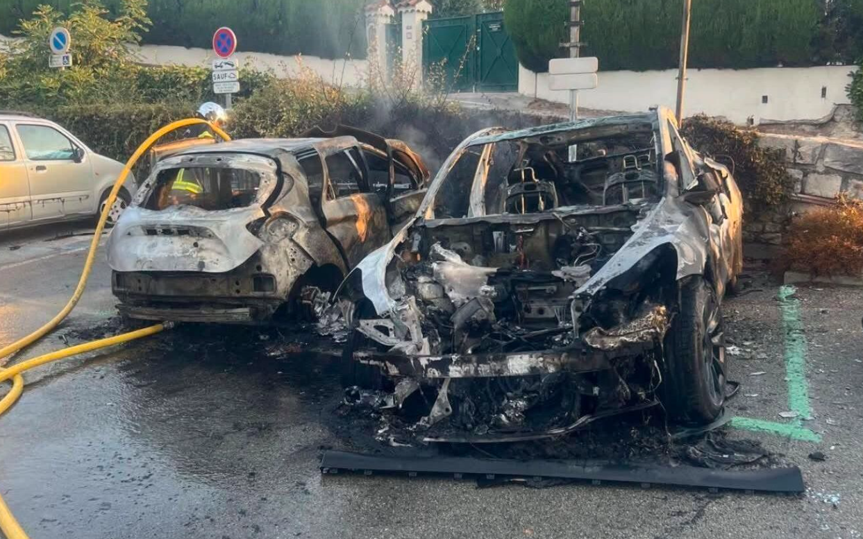 Elbil brant under lading: To skadet da Renault Zoe tok fyr ved ladestolpen