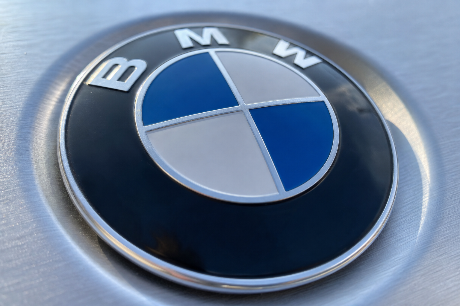 Figure 02 fikk 11 måneder hos BMW: Logistikksjefen medgir at robotene taper mot menneskene